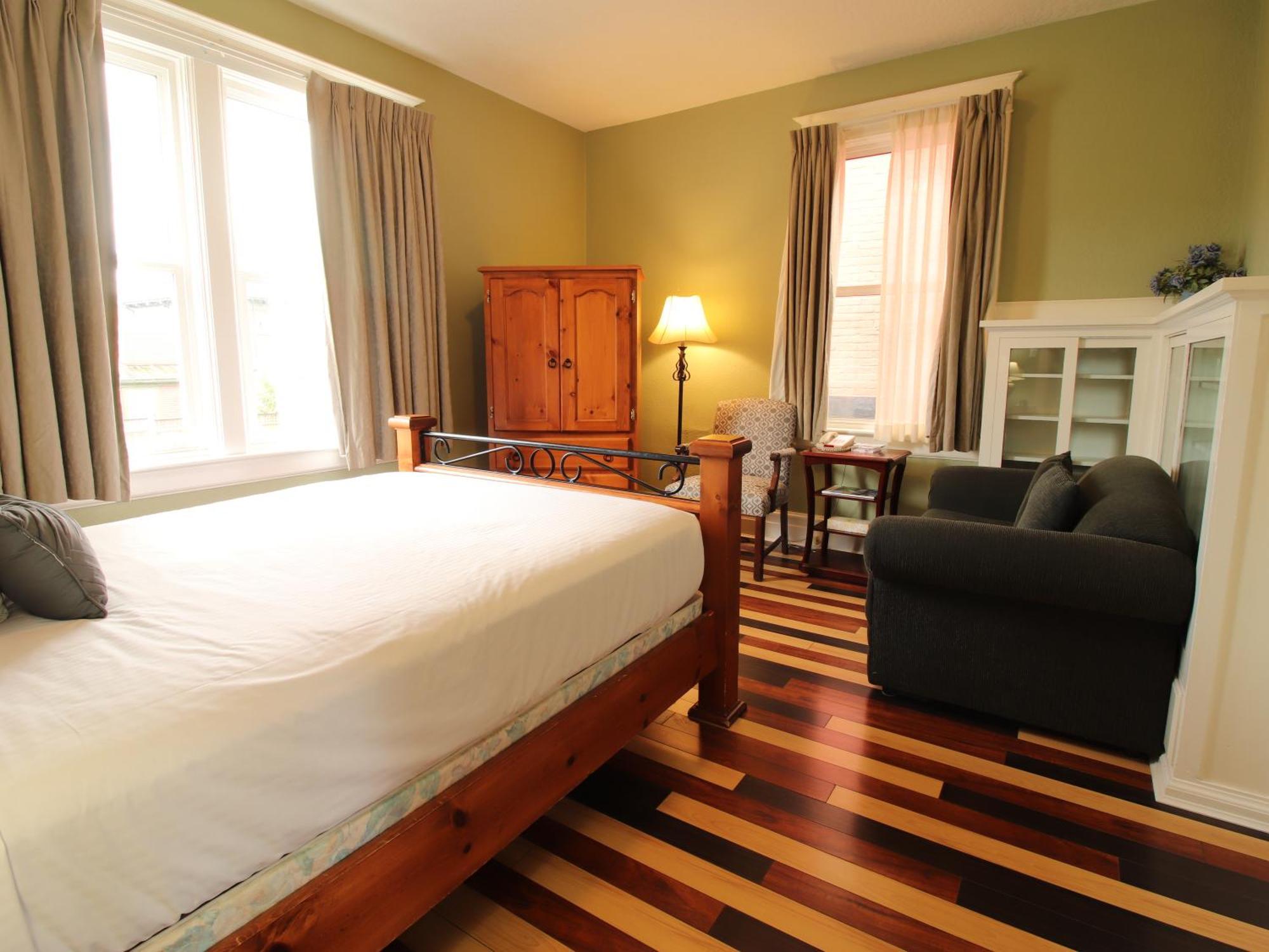 Bay Hotel, & 3* Victoria