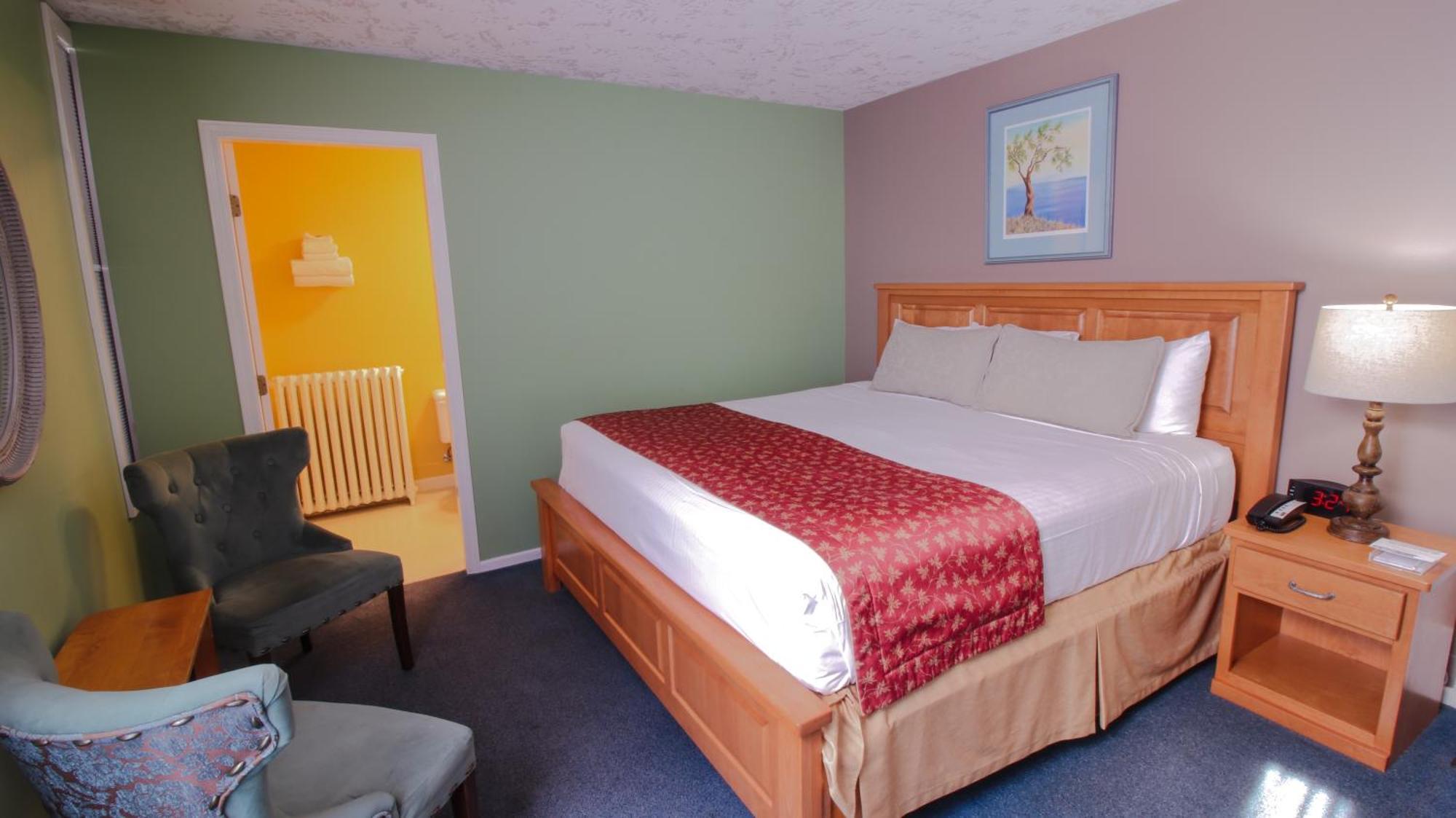 Bay Hotel, & 3* Victoria